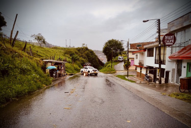 La vía Neira-Manizales quedó bloqueada en la tarde de este domingo por un derrumbe ocurrido en el sector conocido como la curva del diablo.